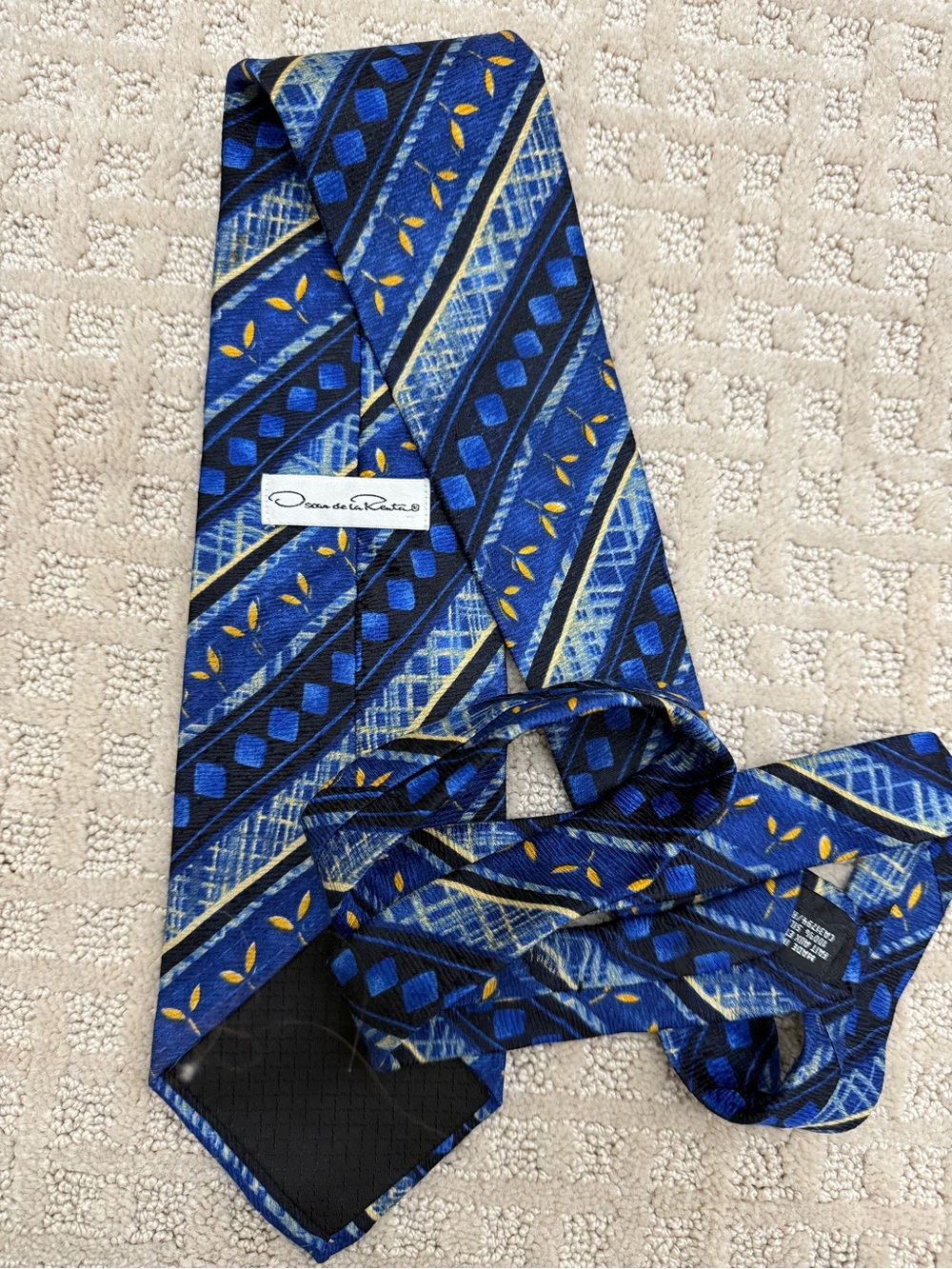 OSCAR DE LA RENTA | 100% Silk Blue & Yellow Geometric Pattern Silk Tie